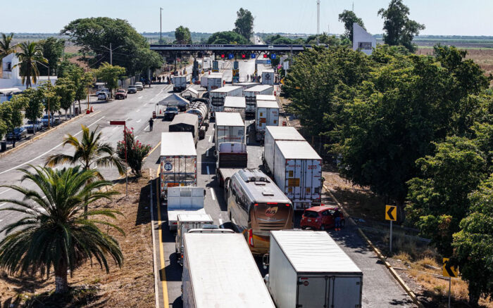 La Secretaría de Gobernación aseguró este sábado que mantiene abierto el diálogo con los transportistas para atender sus planteamientos ante las movilizaciones y posibles bloqueos de vías anunciados para el próximo lunes.