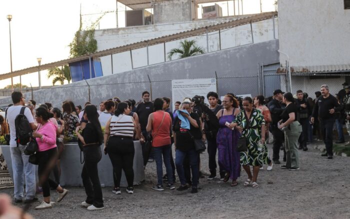 Autoridades de Sinaloa anunciaron este viernes la salida temporal de Enrique Mora García, director del penal El Castillo en Mazatlán, donde dos riñas a inicios de octubre dejaron doce muertos, entre ellos un niño de dos años.
