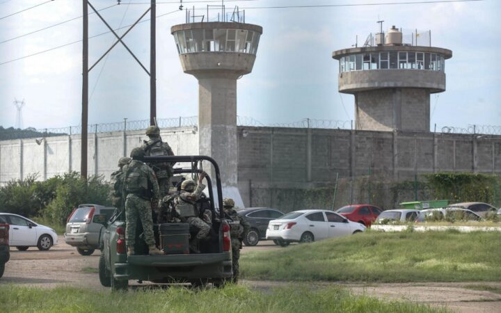 Separan a director de penal de Mazatlán tras riñas que dejaron 12 muertos Separan a director de penal de Mazatlán tras riñas que dejaron 12 muertos