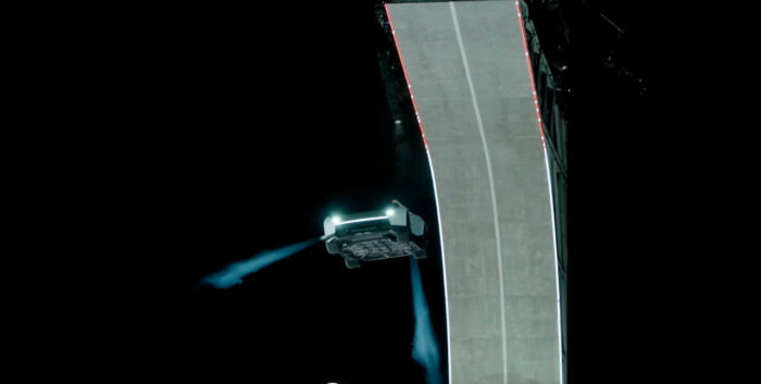 En una de las pruebas, el Roadster ascendió por una rampa curva hasta quedar invertido, salió impulsado al aire, realizó una voltereta y aterrizó de forma controlada gracias a sus propulsores.
