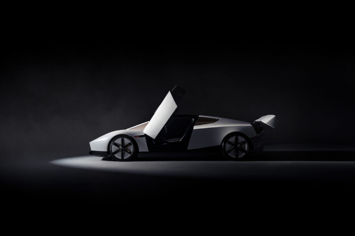 La segunda generación del Roadster fue presentada inicialmente en 2017, con la promesa de comercializarse en 2020 por unos 200.000 dólares.