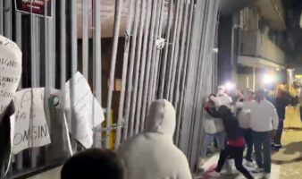Manifestantes irrumpen en el sindicato del IMSS