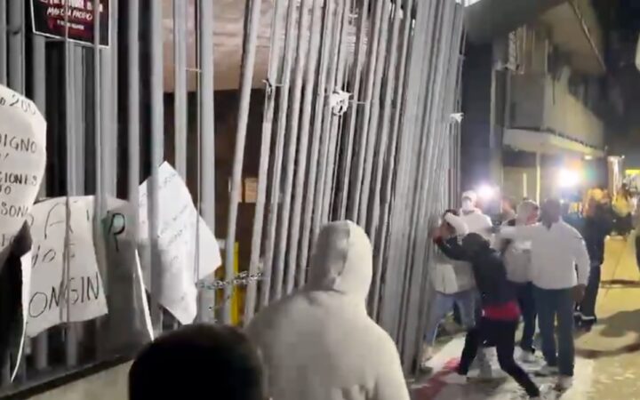 Manifestantes irrumpen en el sindicato del IMSS Manifestantes irrumpen en el sindicato del IMSS