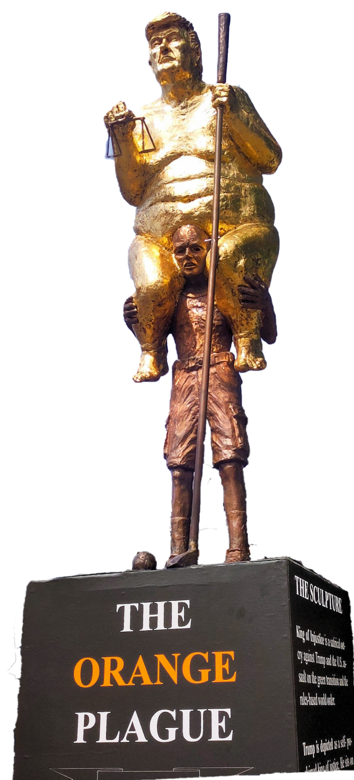 La estatua dorada de Trump, que se eleva dos metros y medio incluyendo su soporte, está hecha de cobre y recubierta de oro de 23 quilates.