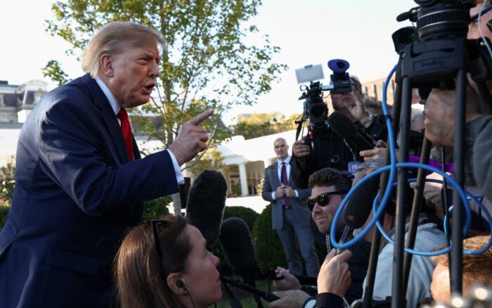 El presidente de Estados Unidos, Donald Trump, volvió a insultar a periodistas al llamar "tonta" a una reportera de CNN y "estúpida" a otra de ABC News que le preguntaban por la liberación de un estadounidense detenido en Rusia.