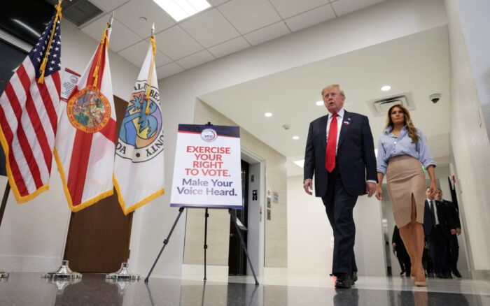 El presidente de Estados Unidos, Donald Trump, y la primera dama, Melania Trump, votaron este sábado en la oficina del Supervisor de Elecciones del Condado de Palm Beach, Florida, para las elecciones de medio mandato del 3 de noviembre, antes de dirigirse a Perry, Georgia, para un mitin.
