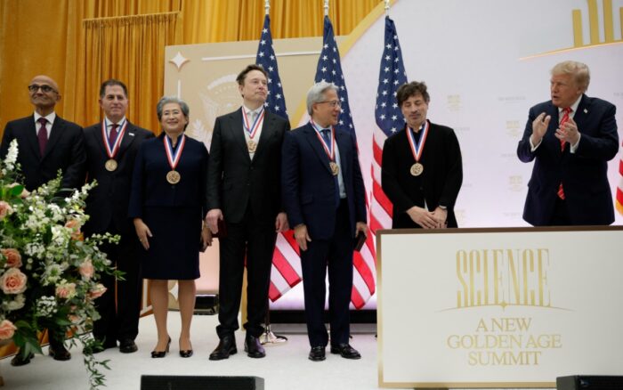 El cofundador de Google, Sergei Brin; el director ejecutivo de Nvidia, Jensen Huang; y la directora general de AMD, Lisa Su, también recibieron la Medalla Nacional de la Ciencia durante un evento bautizado como "Science: A New Golden Age (Ciencia: una nueva edad de oro)".