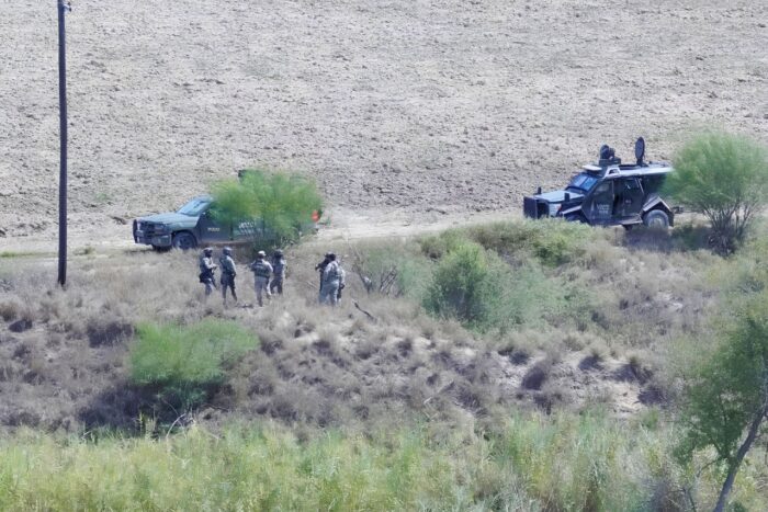 El gobierno de Trump prohibirá cualquier actividad no autorizada de drones una altura de 121 metros sobre el nivel del suelo y contempla una extensión de 1.8 metros al norte de la frontera entre ambos países.