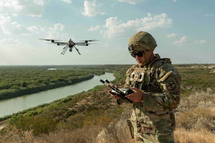 Por su parte, el secretario de Transporte de EE. UU., Sean P. Duffy, señaló que "el presidente Trump prometió asegurar la frontera sur, y lo hizo. Ahora estamos redoblando esa promesa al proteger nuestros cielos de las amenazas de los drones de los cárteles y otras actividades ilícitas", dijo .