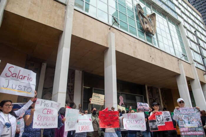 Zoé Robledo hizo un llamado a que las manifestaciones se desarrollen de manera pacífica, respetando los derechos de terceros y manteniendo libres los accesos a hospitales y clínicas, particularmente los destinados a urgencias y ambulancias.