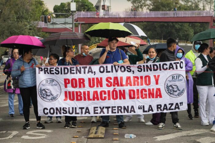 Zoé Robledo destacó que los servicios médicos continúan operando en todo el país. Ejemplo de ello es que en la semana del 2 al 9 de octubre, en el IMSS nacieron 5 mil 745 bebés, se realizaron 30 mil 583 cirugías, se otorgaron 662 mil consultas de especialidad y 2 millones de Medicina Familiar.