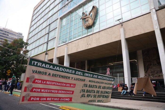 En los últimos dos años, durante el gobierno de la presidenta Claudia Sheinbaum, se han inaugurado siete hospitales; ocho más entrarán en operación próximamente y otros 19 están en construcción. La meta para 2030 es sumar más de 10 mil camas hospitalarias, añadió Zoé Robledo.